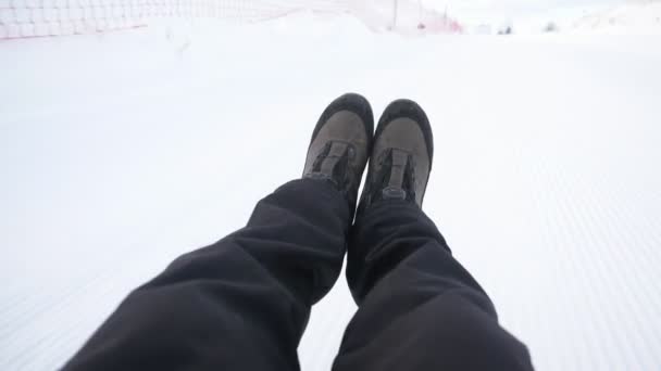 Homme conduit sur des tubes avec glissières de neige vers le bas . — Video