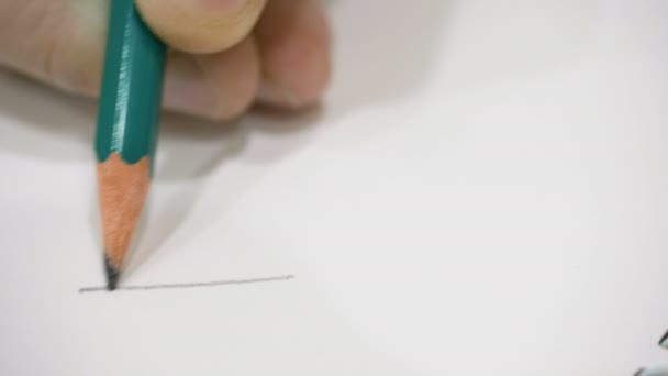 Mała dłoń rysunek na czystym papierze ołówkiem. — Wideo stockowe