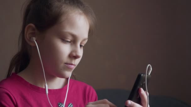 Młoda dziewczyna słuchanie muzyki z kolczyki i poczucie rytmu. — Wideo stockowe