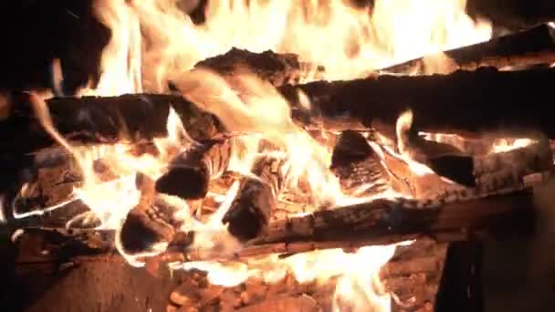 Φωτεινή φλόγα της φωτιάς σε σχάρα μέσα στη νύχτα. — Αρχείο Βίντεο