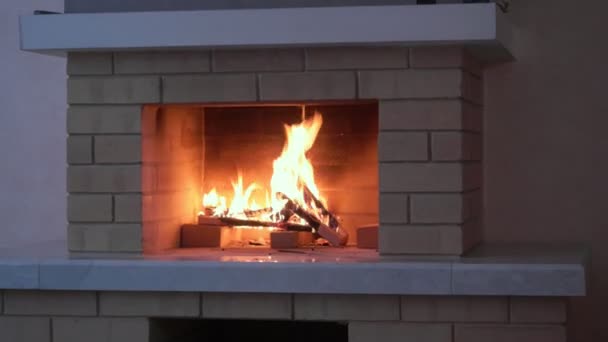 Open haard met middelgrote vlammen. — Stockvideo