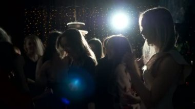 Genç kadınlar tavuk taraf üzerinde eğleniyor.