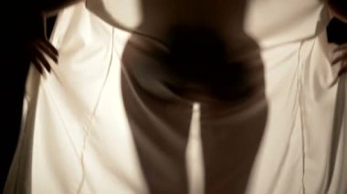 Cinsel ihale kadın onun ipek elbise seksi hareket ile kapalı alır.