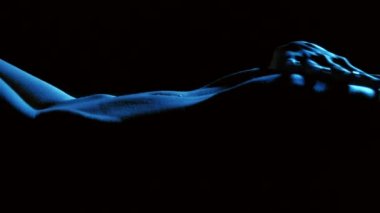 Yakın çekim cinsel çıplak kadın darbeleri onun kendini vurdu.