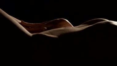 Yakın çekim cinsel çıplak kadın darbeleri onun kendini vurdu.