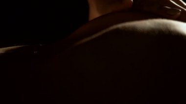 Yakın çekim cinsel çıplak kadın darbeleri onun kendini vurdu.