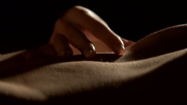 Yakın çekim cinsel çıplak kadın darbeleri onun kendini vurdu.