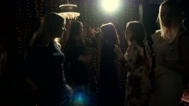 Genç kadınlar tavuk taraf üzerinde eğleniyor.