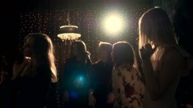 Genç kadınlar tavuk taraf üzerinde eğleniyor.