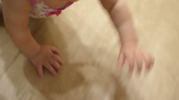 木製の寄せ木張りの床の上でクロールの赤ちゃん. — ストック動画