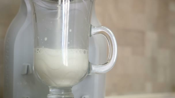 Kaffebryggare hälla latte i glas. — Stockvideo