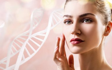 Bokeh ile bej bulanık arka plan güzel şehvetli kadın.