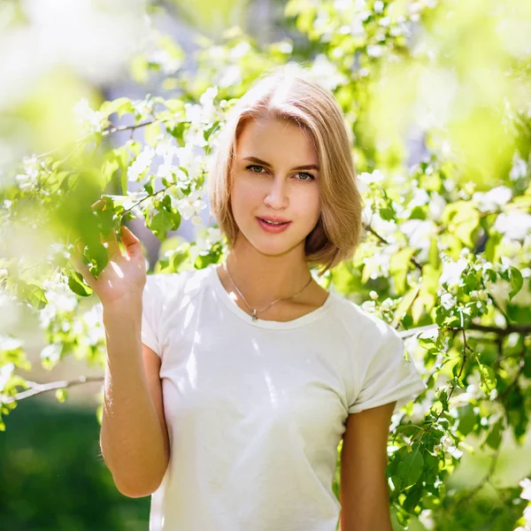 Giovane Bella Donna Posa Nel Parco Verde Estate — Foto Stock