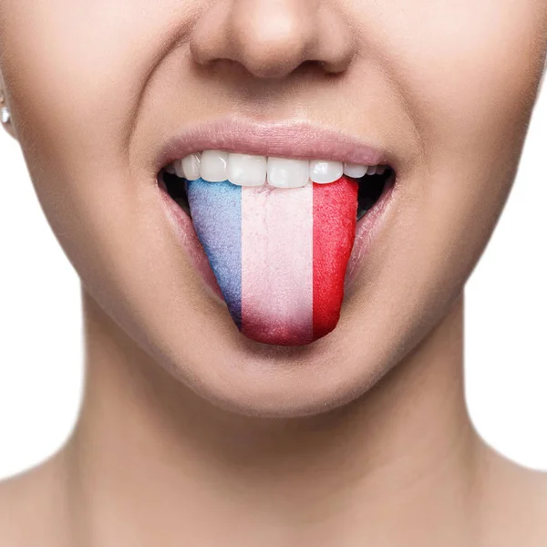 프랑스 국기와 함께 혀를 보여주는 젊은 여자. — 스톡 사진