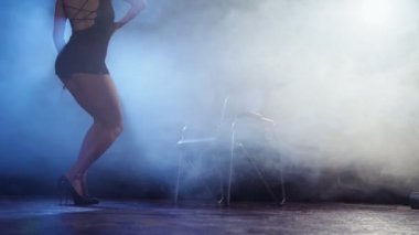 Genç redhaired seksi striptiz dansçısı