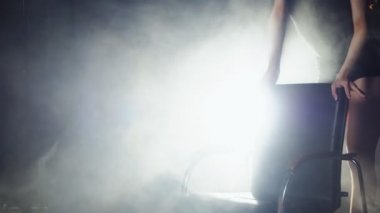 Genç redhaired seksi striptiz dansçısı