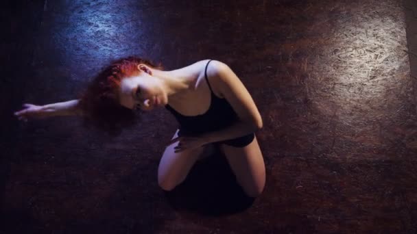 年轻的 redhaired 性感脱衣舞者 — 图库视频影像