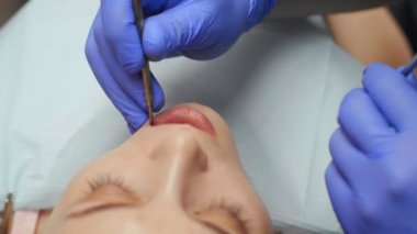 Klinikte dişlerini tedavi eden erkek dişçi..