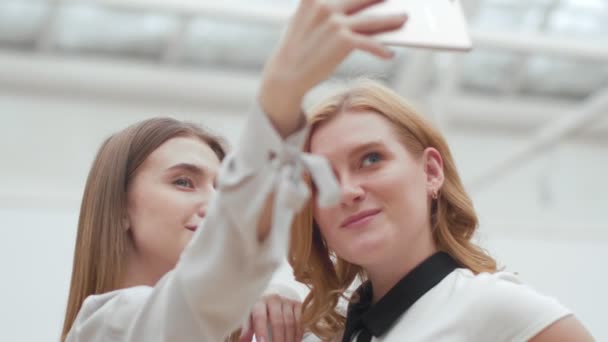 İki mutlu genç kadın selfie alışveriş merkezinde yapma. — Stok video