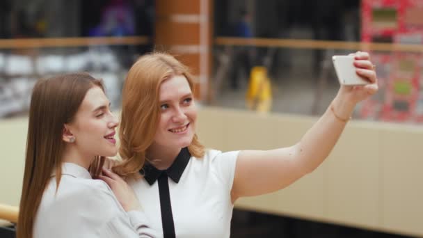 Duas jovens felizes fazendo selfie no shopping . — Vídeo de Stock