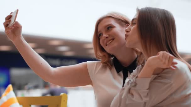 Дві Щасливі Молоді Жінки Роблять Селфі Торговому Центрі Милі Друзі — стокове відео