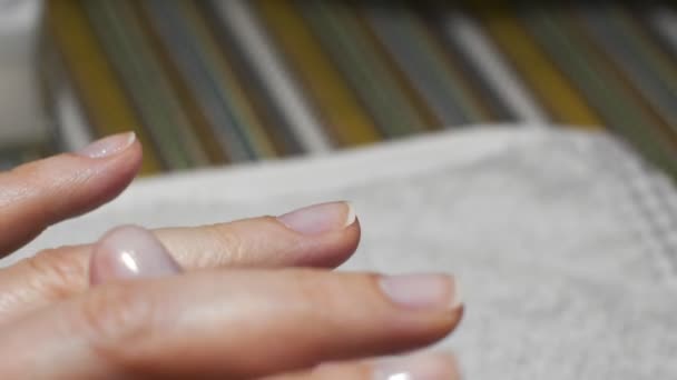 Uma mulher a fazer manicura de unhas. Cobre unhas com verniz . — Vídeo de Stock