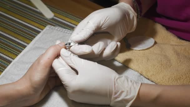 Vrouw krijgt nail manicure. Voorbereiden van vernis coating. — Stockvideo