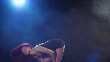 Mayo dans cinsel Kızıl saçlı kadın dans.