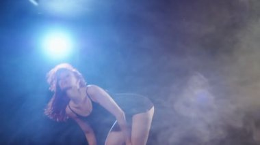 Mayo dans cinsel Kızıl saçlı kadın dans.