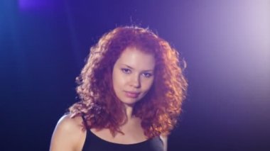 Cinsel kadın mavi ve mor arka plan üzerinde dans.