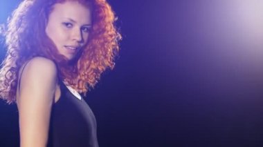 Cinsel kadın mavi ve mor arka plan üzerinde dans.