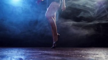 Güzel cinsel kadın dans.