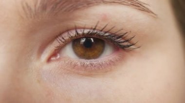 Etrafa kadının göz yakın çekim.