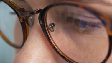 Kadın gözlük internet arama. Yakın çekim.