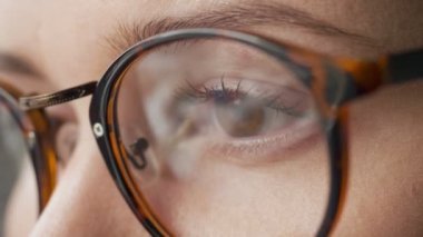 Etrafa kadının göz yakın çekim.