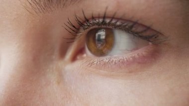 Etrafa kadının göz yakın çekim.