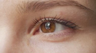 Etrafa kadının göz yakın çekim.