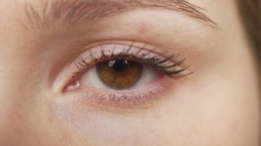 Etrafa kadının göz yakın çekim.