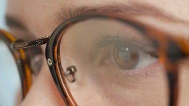 Kadın gözlük internet arama. Yakın çekim.