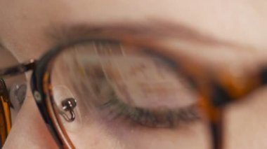 Kadın gözlük internet arama. Yakın çekim.