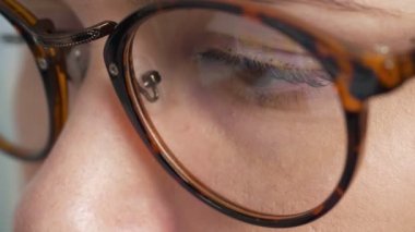 Kadın gözlük internet arama. Yakın çekim.