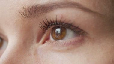 Etrafa kadının göz yakın çekim.