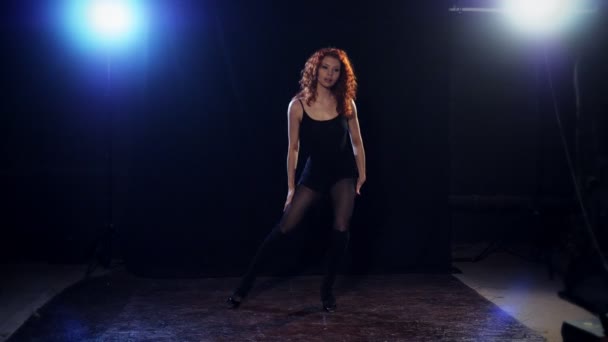 Seksuele roodharige vrouw dans in dansen badpak. — Stockvideo