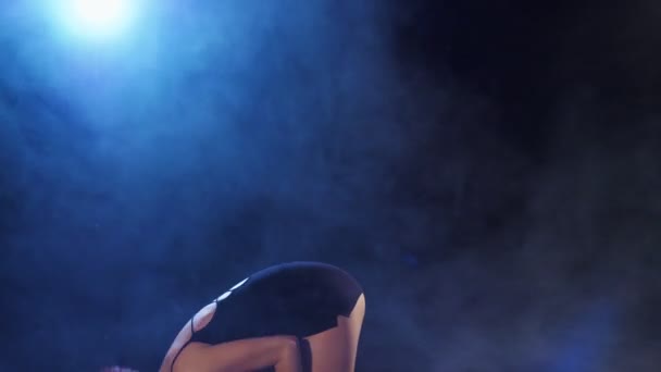 Sexuell rödhårig kvinna dans i Dans baddräkt. — Stockvideo