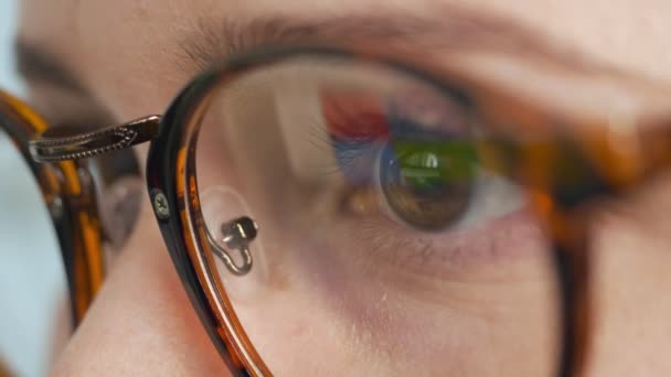 Kvinna i glasögon söka i internet. Närbild. — Stockvideo