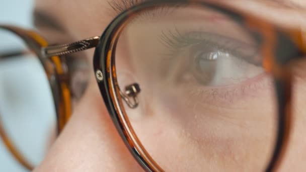 Mulher de óculos à procura na internet. Close-up . — Vídeo de Stock