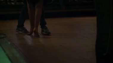 Kizomba kulüpte dans çiftler.