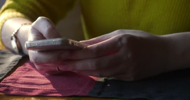 Close-up shot van vrouwelijke handen met smartphone. — Stockvideo