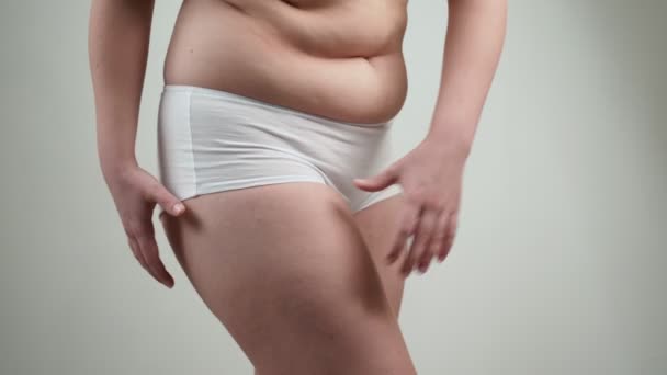 Žena v bílém prádle má tlustý boky. — Stock video