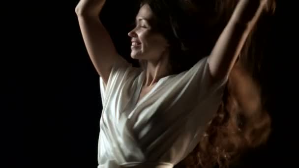 Mulher sexual no robe de seda dançando — Vídeo de Stock